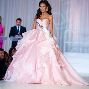 💚SOLD💚 Sherri Hill Pageant Gown